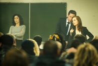 Falsche Versprechen – Mit der Unterstützung ihres Kabinettschefs Yazid (Reda Kateb, 2.v.r.) und ihrer Nachfolgerin Naidra (Naidra Ayadi, li.) arbeitet Clémence (Isabelle Huppert, re.) daran, das Vertrauen der Bewohner der „Bernardins“ zurückzugewinnen.