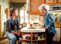 Young Sheldon – Georgie Cooper (Montana Jordan) und Constance 'Meemaw' Tucker (Annie Potts)