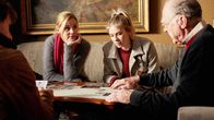 Der Lehrer – Karin (Jessica Ginkel, l.) und Emma (Zsa Zsa Inci Bürkle) lauschen gespannt den Geschichten aus dem zweiten Weltkrieg von Hans Sieling (Carl Heinz Choynski).