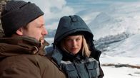Rebecka Martinsson – Rebecka (Ida Engvoll) hat ein Auge auf Polizeihundeführer Krister (Jakob Öhrman) geworfen.; ARD Degeto REBECKA MARTINSSON - DER SCHWARZE STEG, "Rebecka Martinsson - Svart Stig" Uhr im ERSTEN. Rebecka (Ida Engvoll) hat ein Auge auf Polizeihundeführer Krister (Jakob Öhrman) geworfen.