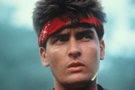 Platoon – Vietnam 1967. Der junge, naive College-Student Chris Taylor (Charlie Sheen) wird in Vietnam einem Platoon (Infanterieabtlg. von etwa 30 Mann) zugeteilt. Die Aufgabe: Search and Destroy (den Feind suchen und töten).