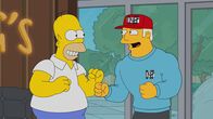 Die Simpsons – Homer (l.); Duffman (r.)