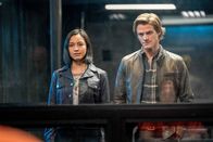 MacGyver – Desi (Levy Tran, l.) und MacGyver (Lucas Till, r.)
