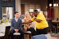 The Neighborhood – (v.l.n.r.) Dave Johnson (Max Greenfield); Gemma Johnson (Beth Behrs); Calvin Butler (Cedric the Entertainer)
