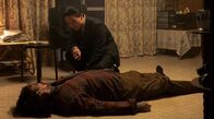 Tokyo Vice – Sato (Shô Kasamatsu, re.) mit der Leiche des Waffendealers Ota (Takao Kin).