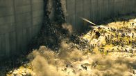 World War Z – Jerusalem hatte sich mit einer Mauer geschützt, doch - vom Lärm der Stadt angezogen - stürmt eine Übermacht von Zombies die mächtigen Wälle.