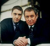 Inspector Barnaby – Der Don Juan des Dorfes wurde ermordet. Das bedeutet viele verdächtige betrogene Ehemänner und viel Ermittlungsarbeit für Inspector Barnaby (John Nettles, r.) und Sergeant Troy (Daniel Casey, l.).
