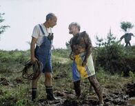 Löwenzahn Classics – "Aber Herr Lustig, ich nehme doch nur ein Moorbad!", erklärt Lehmann (r.) dem besorgten Peter (l.).