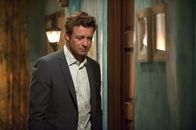The Mentalist – Auf den ersten Blick sieht es so aus, als wenn der Student, der tot in einem Pool aufgefunden wurde, von einem Einzelnen erstochen wurde. Doch Jane (Simon Baker) ist nicht so leicht zu täuschen und ahnt, dass die Tat von mehreren Personen verübt wurde, die ihn gemeinschaftlich ertränkt haben ...
