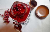 Zu Tisch ... – Im Sommer erfrischen sich Lettinnen und Letten gerne bei einem Glas Moosbeerensaft.