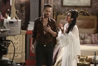 Castle – Was haben Manuel Villalobos (Kamar de los Reyes, l.) und Sophia Del Cordova (Daya Vaidya, r.) mit dem Mord an ihrer Kollegin zu tun?