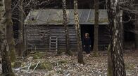 Oderbruch – Maggie Kring (Karoline Schuch) ist in einer Waldhütte untergetaucht.