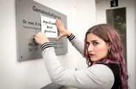 Praxis mit Meerblick – Wegen Krankheit geschlossen: Mandy (Morgane Ferru) macht die Praxis dicht.