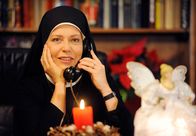 Um Himmels Willen – Schwester Hanna (Janina Hartwig) telefoniert mit einer Schwester in Nigeria.
