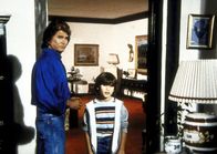 Ein Engel auf Erden – Joey (R.J. Williams, r.) sucht den "Daddy" vom Fernsehen. Jonathan (Michael Landon, l.) hilft ihm dabei.