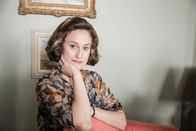 Father Brown – Agnes Lesser (Mariah Gale) ist überzeugt davon, dass ihre Mutter ermordet wurde. Als sie ihre Vermutung mit den Gästen der Vernissage teilt, sorgt sie für Aufsehen und Ärger.