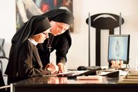 Um Himmels Willen – Um Himmels Willen Staffel 19 Folge 5 (Fortlaufende Ep.-Nr: 239) Die Oberin und ihre Untergebene: Nina Hoger als Oberin Theodora; Andrea Sihler als Schwester Hildegard. Copyright: SRF/ARD