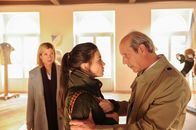 SOKO Stuttgart – Martina Seiffert (Astrid M. Fünderich, l.) schaut zu, wie Dieter Häberle (Thomas Bestvater, r.) seine Enkelin Luise (Helen Woigk, M.) zur Vernunft bringen will.