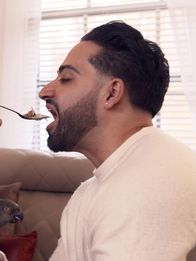 Hilfe! Ich liebe ein Muttersöhnchen – Laila feeds Shekeb.