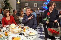 The Middle – Frankie (Patricia Heaton, l.) kann nicht glauben, dass Mike (Neil Flynn, 2.v.l.) am Valentinstag keine Rose für sie kaufen möchte. Ist die Romantik zwischen ihnen etwa vollends verpufft? Sue fehlt unterdessen ebenfalls die Romantik, nämlich immer dann, wenn Matt sie küsst ...