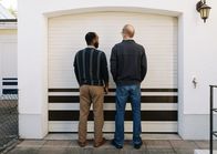 neoriginal: I don't work here – Walter (Peter Lohmeyer, r.) verstrickt sich immer mehr in Lügen, um seine Vergangenheit mit Polizist Jakob (Robert Schupp) zu verheimlichen. Nur Senait (Selam Tadese, l.) vertraut er die Wahrheit an und gesteht, dass viel mehr zwischen Jakob und ihm steht, als eine verschwundene Heckenschere.