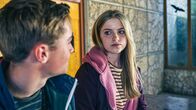 Totenfrau – Nela Thaler (Emilia Pieske) und ihr Freund Jakob Pichler (Luis Vorbach) in der Schulpause.
