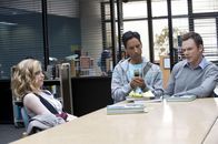 Community – Um nicht mit Jeff (Joel McHale, r.) alleine in der Lerngruppe zu sein, hat Britta (Gillian Jacobs, l.) den etwas schrägen Abed Nadir (Danny Pudi, M.) dazu eingeladen ...