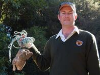 Geheimakte Wildnis – Contributor Andrew Bailey holding a chicken for baiting foxes.