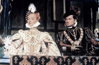Die Prinzessin von Cleve – Die Prinzessin von Cleve (Marina Vlady) wohnt zusammen mit ihrem Gatten, dem Prinzen von Cleve (Jean Marais), einem Turnier bei.