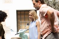 The Mallorca Files – Max (Julian Looman, r.) und Miranda (Elen Rhys, M.) spüren die Journalistin Empar (Olivia Delcán, l.) auf und stellen sie zur Rede. Um ihre Sicherheit zu gewährleisten, fordern sie sie auf, wichtige Informationen preiszugeben.
