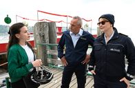 WaPo Bodensee – Nele Fehrenbach (Floriane Daniel, r.) und Paul Schott (Tim Wilde, M.) verhören die Kellnerin des Eventschiffs, Mira Selig (Meggie Aubele, l.), die bei der Ermordeten Schulden hatte.