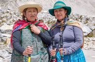 Magische Anden – Ana-Lia Gonzales und ihre Mutter Dora wollen den 6.088 Meter hohen Huayna Potosí besteigen. Die beiden Frauen aus dem Volk der Aymará tragen auch beim Klettern ihren Rock - die "pollera".