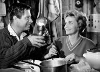 SOS Gletscherpilot – SOS Gletscherpilot Romantik in der Berghütte: Robert Freitag als Gisler, Annemarie Düringer als Monica