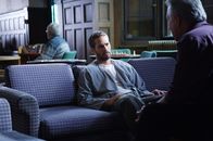 Das Lazarus Projekt – Der Preis, den Father Ezra (Bob Gunton, r.) für die Verlängerung des Lebens von Ben (Paul Walker, l.) verlangt, ist nicht das, was der zum Tode Verurteilte bereit ist zu zahlen ...
