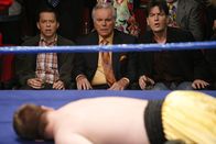 Two and a Half Men – Charlie (Charlie Sheen, r.) und Alan (Jon Cryer, l.), lassen sich von Teddy (Robert Wagner, M.) zu einem Boxkampf in Las Vegas einladen und sind beeindruckt von seinem Privatflugzeug, seiner Limousine und seiner Freigebigkeit, was Eiscreme und Prostituierte betrifft ...