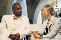Inside Man – Die lokalpolitisch einflussreiche Anwältin Madeline White (Jodie Foster) gibt Detective Keith Frazier (Denzel Washington) einen Hinweis darauf, was Bankchef Arthur Case zu verbergen hat.
