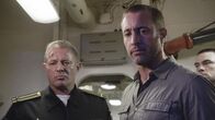 Hawaii Five-0 – Steve McGarrett (Alex O'Loughlin, r.) hat es in das U-Boot geschafft. Kann er Vasili Shirokov (Costas Mandylor, l.) mit seiner Information helfen und die Insel vor einem Mörder beschützen?