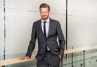 Spätschicht - Die SWR Comedy-Bühne – SÜDWESTRUNDFUNK Spätschicht Einmal im Monat, freitags um 23.30 Uhr, empfängt Gastgeber Florian Schroeder vor Publikum im Kleinen Haus des Staatstheaters Mainz vier bis fünf Kabarettisten und Comedians zu 45 kurzweiligen Minuten. Florian Schroeder.