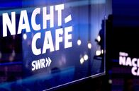 Nachtcafé – Moderator Michael Steinbrecher präsentiert das "Nachtcafé" im neuen Studio.