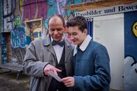 Schloss Einstein – Opa Zech (Olaf Burmeister) hilft Hermann (Thorin Holland, r.) beim Erstellen des perfekten Passbilds.