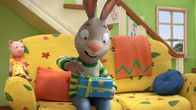 Pip und Posy – Pip öffnet voller Freude sein Geschenk, das ihm seine Freundin Posy so schön eingepackt hat.