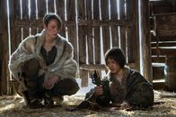 Der Herr der Ringe: Die Ringe der Macht – Theo (Tyroe Muhafidin, r.) und Rowan (Ian Blackburn, l.) finden in einer Scheune einen mysteriösen Schwertgriff, der mit dem Mal Saurons verziert ist.