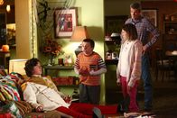 The Middle – v.r.) über Sues altes Zimmer. Kann Mike (Neil Flynn, r.) den Hausfrieden wiederherstellen?