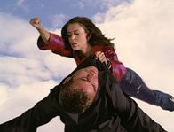 Charmed - Zauberhafte Hexen – Phoebe (Alyssa Milano, oben) nutzt ihre neu gewonnene Fähigkeit, um Dragon (Marcus Graham, unten) zu überwältigen.