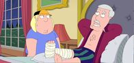 Family Guy – Als sich Chris (l.) um seinen Großvater (r.), der sich ein Bein gebrochen hat, kümmert, wird er ganz besonders belohnt von ihm ...