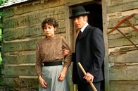 Murdoch Mysteries – Evie (Michelle Monteith, li.) wird von Detective Murdoch (Yannick Bisson) verhaftet.