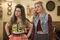 The Goldbergs – (v.li.) Alison Rich (Valley Erica), AJ Michalka (Lainey Lewis).
