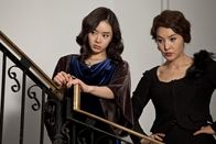 Das Hausmädchen – L-R: Hera (Seo Woo), Hae-ra's Mother (Ji-Young Park)