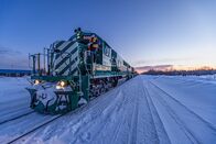 Legendäre Zugabenteuer – In den Zügen von Kanadas Eisenbahngesellschaft VIA Rail erleben Passagiere eine beeindruckende Reise durch einzigartige Landschaften.