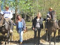 Verrückt nach Meer – Passagiere Marijana und Jenny mit Pferden bei einer Gaucho-Vorführung in Chile.